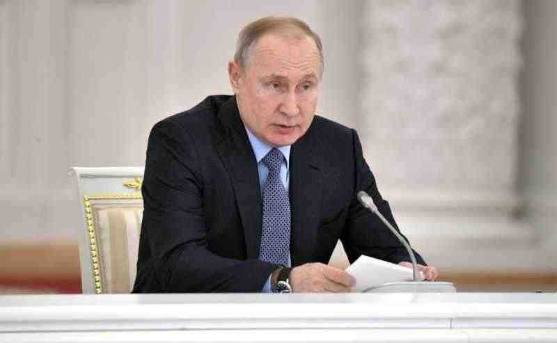 Уровень доверия Путину за два года снизился почти в два раза