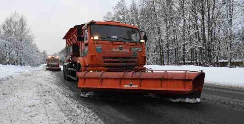 Дорожники Ленобласти за сутки очистили от снега 8 тыс. км дорог