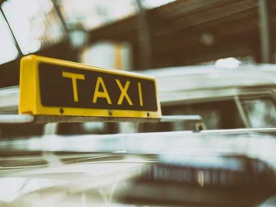 Таксист устроил массовое ДТП после конфликта с пьяной пассажиркой