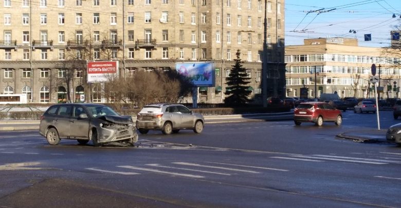На Комсомольской площади традиционная дискуссия по правилам проезда круга, помехе справа и прочим спорным…