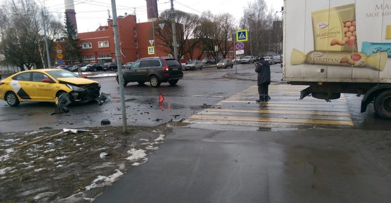 Лётчик на Яндекс Такси решил атаковать идущего по главной дороге Ивеко на Серебристом бульваре