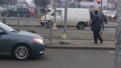 На перекрестке Купчинской и Дунайского столкнулись розовая машина и белый фургон. Ничего не видел,…
