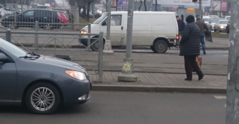 На перекрестке Купчинской и Дунайского столкнулись розовая машина и белый фургон. Ничего не видел,…