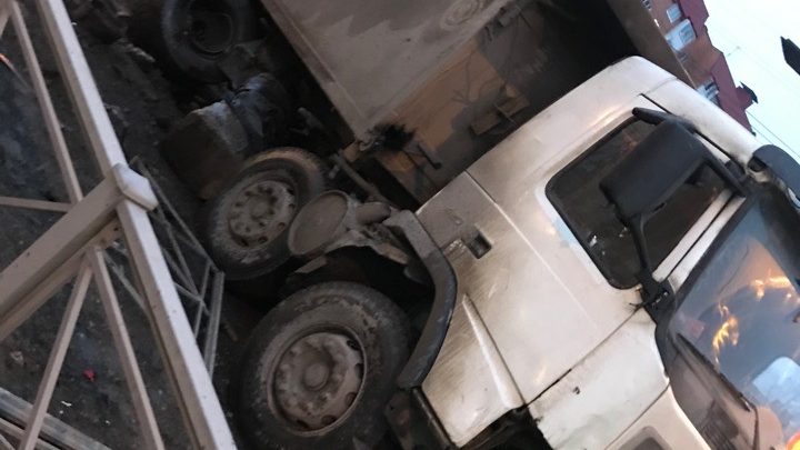 На Косыгина 32 грузовик проломив забор вылетел на встречку