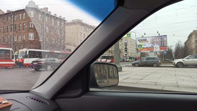 На пересечении Московского и Благодатной Трамвай стоит на две полосы Собирается пробка на Московском