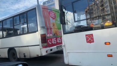 Автобус, маршрутка и ДПС заняли одну полосу по Белы Куна, перед Софийской. Движение плотное…