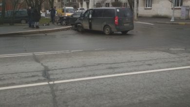 Фургон столкнулся с легковушкой на перекрестке Пограничника Гарькавого и Новобелицкой