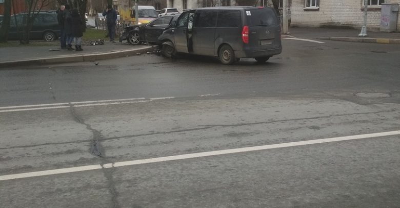 Фургон столкнулся с легковушкой на перекрестке Пограничника Гарькавого и Новобелицкой