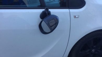 На Плесецкой у дома 20к1 кто-то по сворачивал зеркала припаркованных вдоль тротуара машин