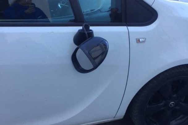 На Плесецкой у дома 20к1 кто-то по сворачивал зеркала припаркованных вдоль тротуара машин