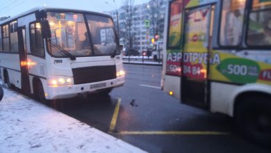 На остановке Софийской два друга водители маршрутки подрезали друг друга по очерели в итоге…