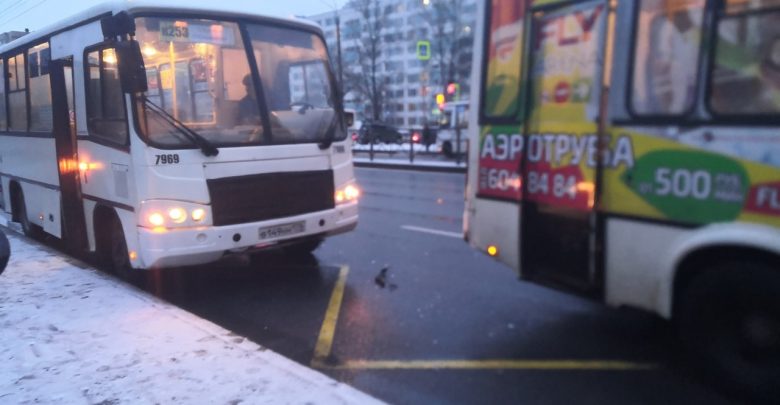 На остановке Софийской два друга водители маршрутки подрезали друг друга по очерели в итоге…