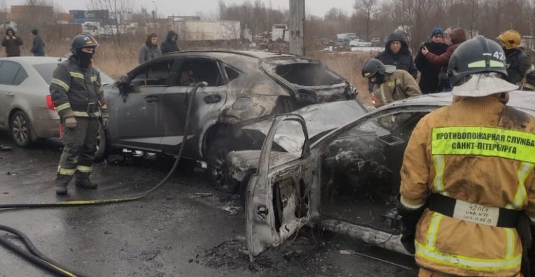 Горит легковой автомобиль на дороге в Угольную Гавань