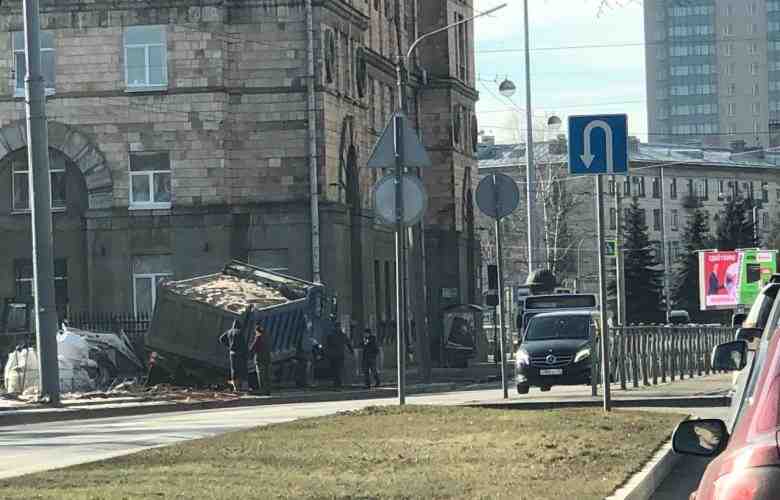 На Светлановском проспекте у площади провалился самосвал Ford полный песка