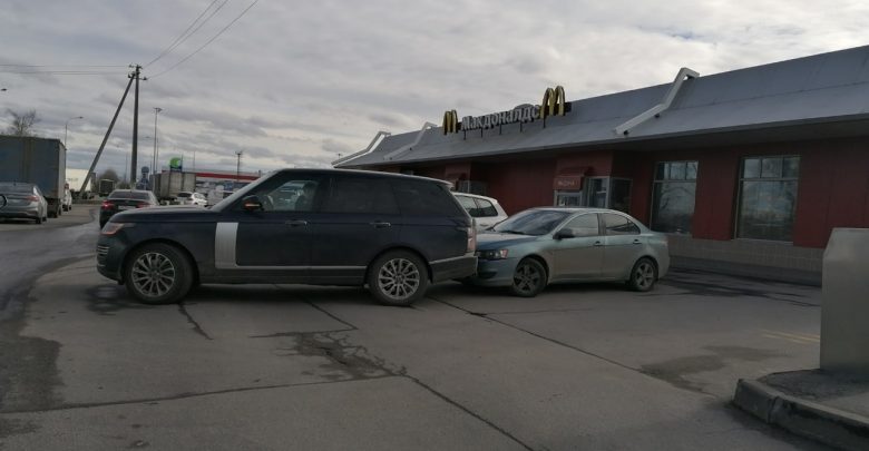 На Московском шоссе на выезде с макдака ЛэндРовер въехал в припаркованный Митсубиси