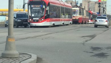 На улице Маршала Казакова, Вольво хотела проехать сквозь трамвай, но не удалось