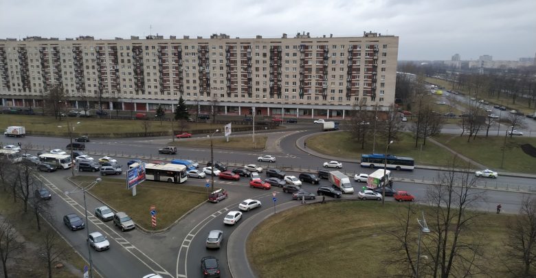 Улица Типанова, где съезд с Витебского, полностью заблокирована аварией. На последнем фото застряла маршрутка,…