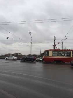 Авария на мосту Александра Невского парализовала движение трамваев