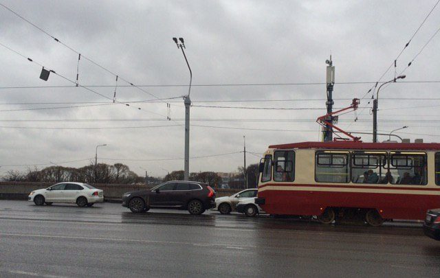 Авария на мосту Александра Невского парализовала движение трамваев