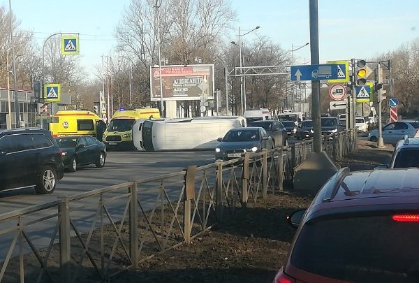 Тойота завалила поворачивающий налево с Витебского на Кузнецовскую микроавтобус В результате ДТП водитель и…