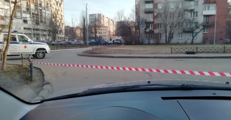 Оцеплен двор на Железноводской улице, рядом с м. Приморская, говорят, что заминирован