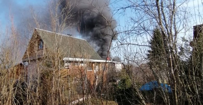 Спустя 30 минут, как уехали хозяева дома в СНТ»Красницы», Гатчинского района загорелся их дом…..