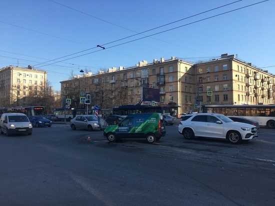 Три человека пострадали в аварии на Варшавской улице