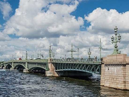 В Петербурге в ночь на понедельник разведут два моста