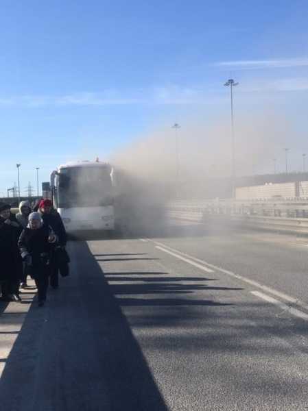 Перевозивший туристов автобус полностью выгорел на КАД