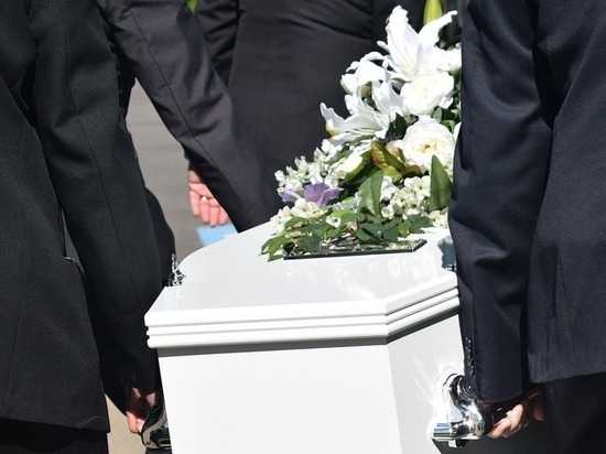 Семья застрелившего одноклассника подростка оплатит похороны