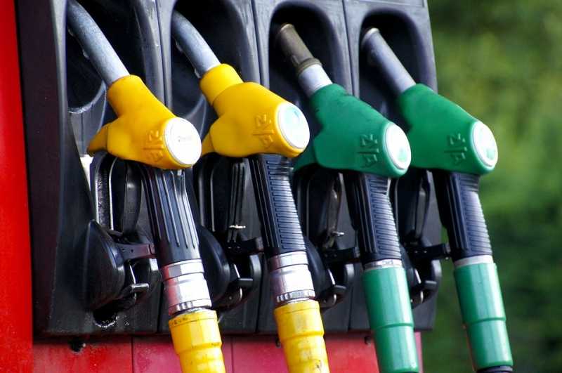 Эксперты: падение стоимости нефти не повлияет на цену бензина