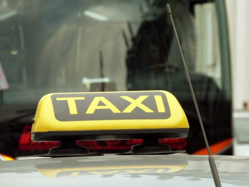 Горожане переходят на самоизоляцию: спрос на такси в Петербурге упал на 30%