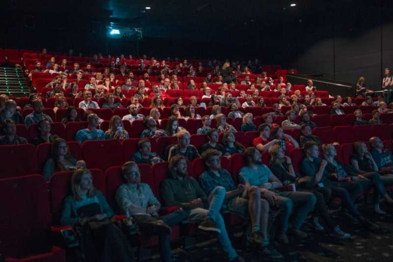 Российские кинотеатры потеряли почти половину зрителей из-за коронавируса