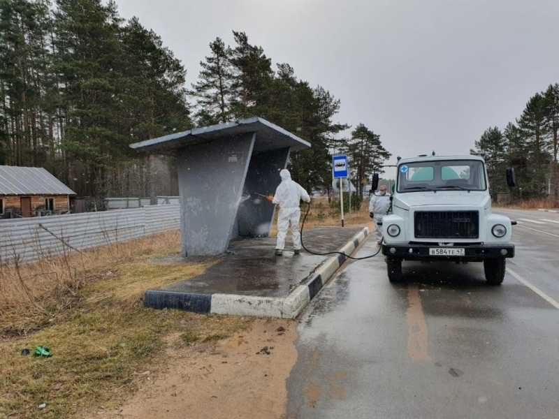 Дорожники дезинфицируют остановки на трассах Ленобласти