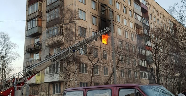 В Купчино по адресу Ярослава Гашека 4к3 загорелась квартира на 4 этаже
