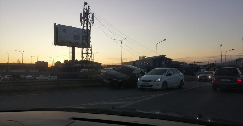 БМВ заехал на ограждение при выезде из Кудрово на трассу Р-21 «Кола»