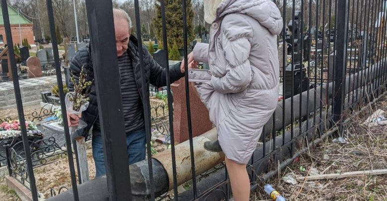 В Вербное воскресенье петербуржцы посещают кладбища несмотря на запрет властей, передает «Фонтанка». Ворота кладбищ…
