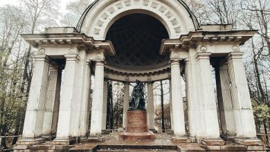 Парк в Павловске.Памятник императрице Марии Федоровне
