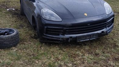 На Пулковском шоссе возле ТЦ «Лето» PORSCHE пропахал газон сбив ограждения