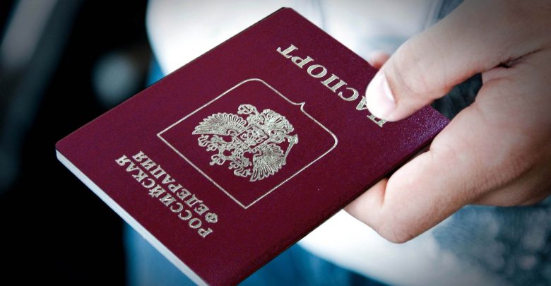 Президент РФ Владимир Путин подписал указ о признании действительными паспортов и водительских удостоверений с…