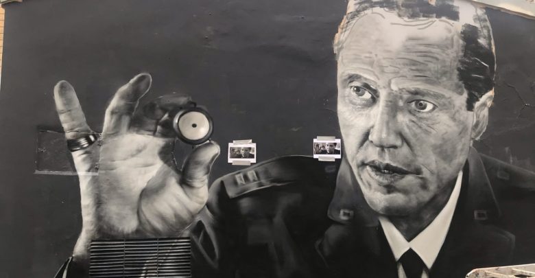 Знаменитый «хозяин часов» из «Криминального чтива» появился на Лесном проспекте Петербургский художник-граффитист изобразил знаменитого…