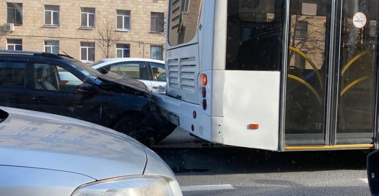 Кроссовер приехал в автобус на Ленинском перед Московским. Дпс на месте