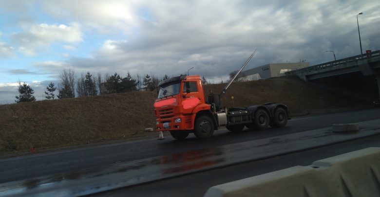 КамАЗ оторвал себе кузов на кольцевой под мостом на Выборгском шоссе!!