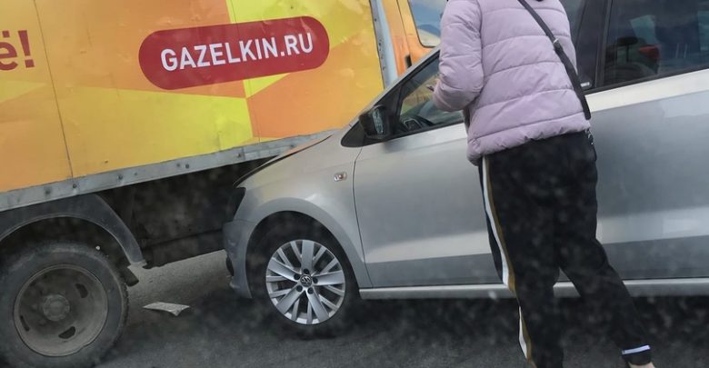 Volkswagen Polo уехал под Газелькин на перекрёстке Маршала Захарова и Маршала Жукова, мешают развороту