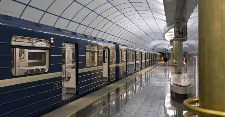В майские праздники метро Петербурга будет работать по-прежнему по сокращенному графику. Об этом сообщается…