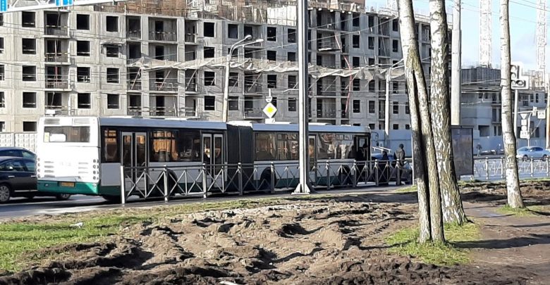93 автобус приехал в Весту на Испытателей рядом со входом в удельный парк в…