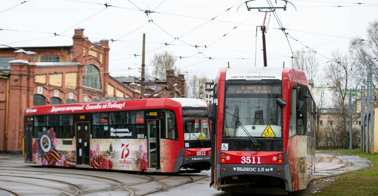 Трамваи и троллейбусы Петербурга украсили ко Дню Победы