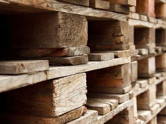В Шушарах тушат склад с деревянными палетами