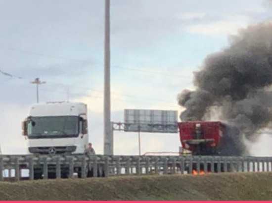 В Петербурге грузовик загорелся после столкновения с легковушкой