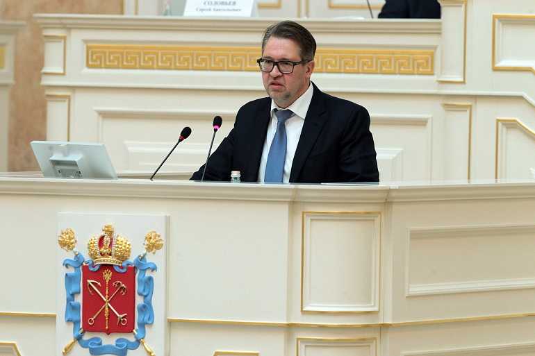 Депутат Рассудов нашел деньги на помощь горожанам и бизнесу в «невыносимо полезных» программах Смольного